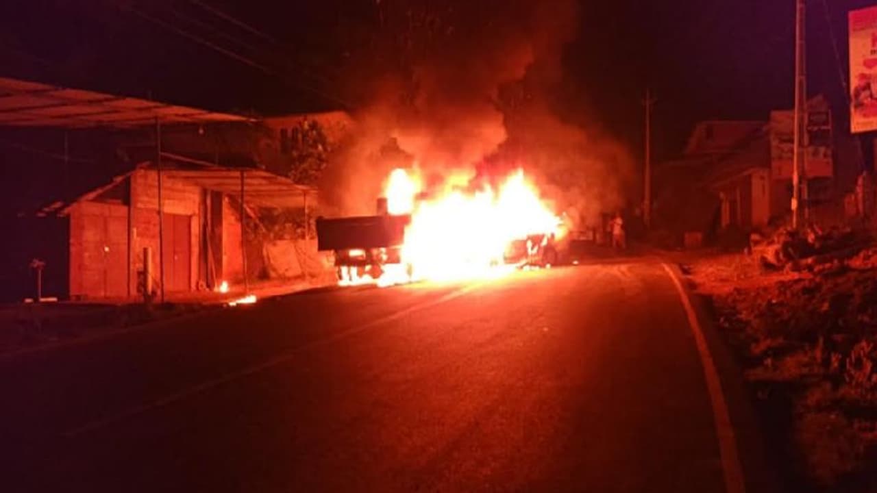 മലപ്പുറത്ത് കാറും ലോറിയും കൂട്ടിയിടിച്ച് കത്തി നശിച്ചു മലപ്പുറത്ത് കാറും ലോറിയും കൂട്ടിയിടിച്ച് കത്തി നശിച്ചു