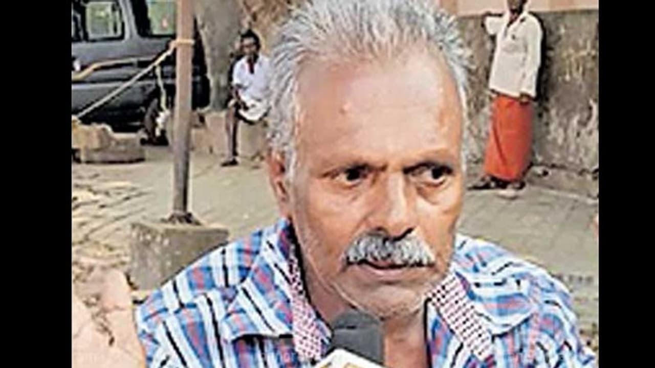 ലോട്ടറി ടിക്കറ്റുകളും 850 രൂപയും മോഷ്ടിക്കപ്പെട്ടതായി പരാതി നൽകി; പിന്നാലെ കച്ചവടക്കാരന് തൂങ്ങിമരിച്ചു ലോട്ടറി ടിക്കറ്റുകളും 850 രൂപയും മോഷ്ടിക്കപ്പെട്ടതായി പരാതി നൽകി; പിന്നാലെ കച്ചവടക്കാരന് തൂങ്ങിമരിച്ചു