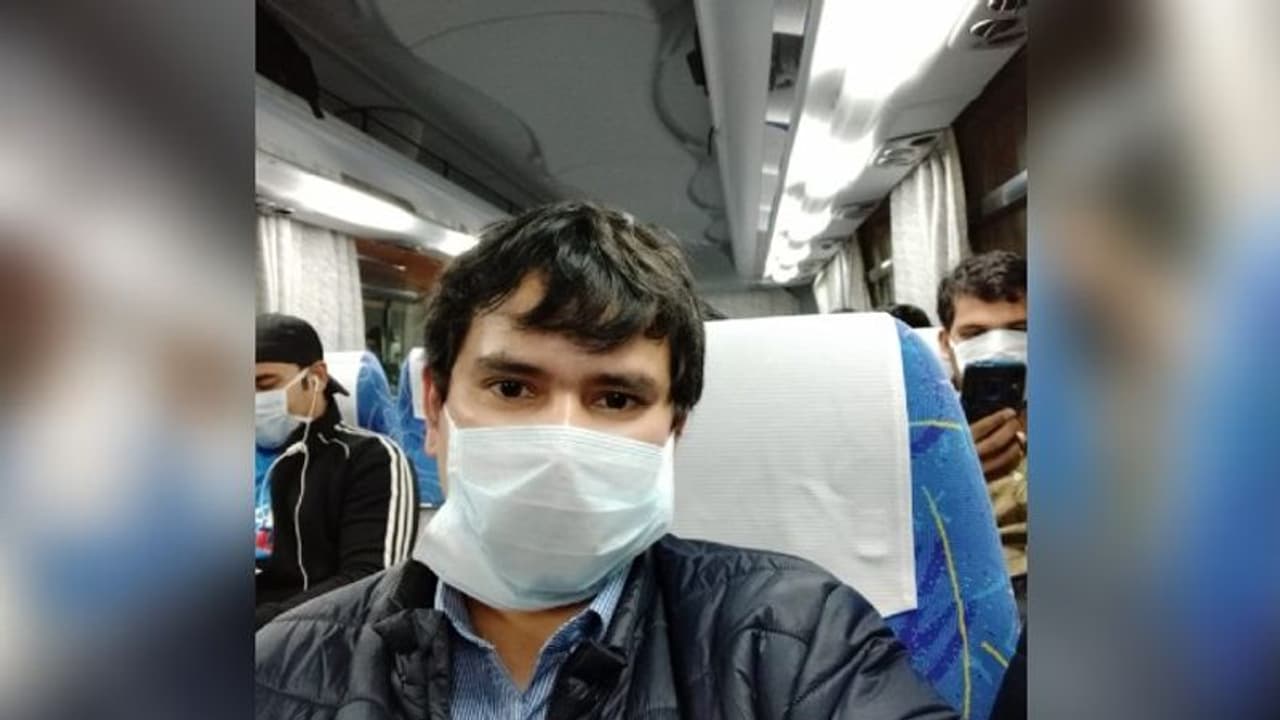 ফিরছেন রায়গঞ্জের বিনয় সঙ্গে ১২২ জন, হোয়াটসঅ্যাপ করে পাঠালেন ছবি ফিরছেন রায়গঞ্জের বিনয় সঙ্গে ১২২ জন, হোয়াটসঅ্যাপ করে পাঠালেন ছবি