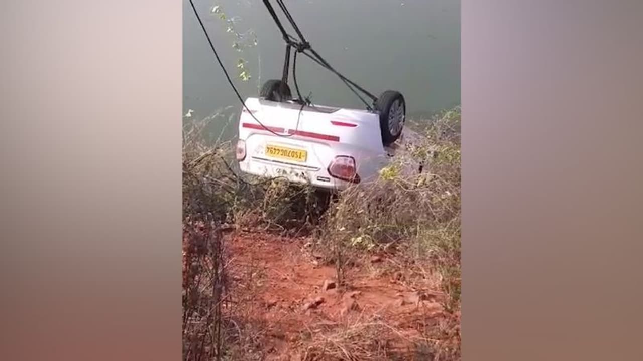 నల్గొండ జిల్లాలో కాలువలోకి దూసుకెళ్లిన కారు: ముగ్గురు మృతి