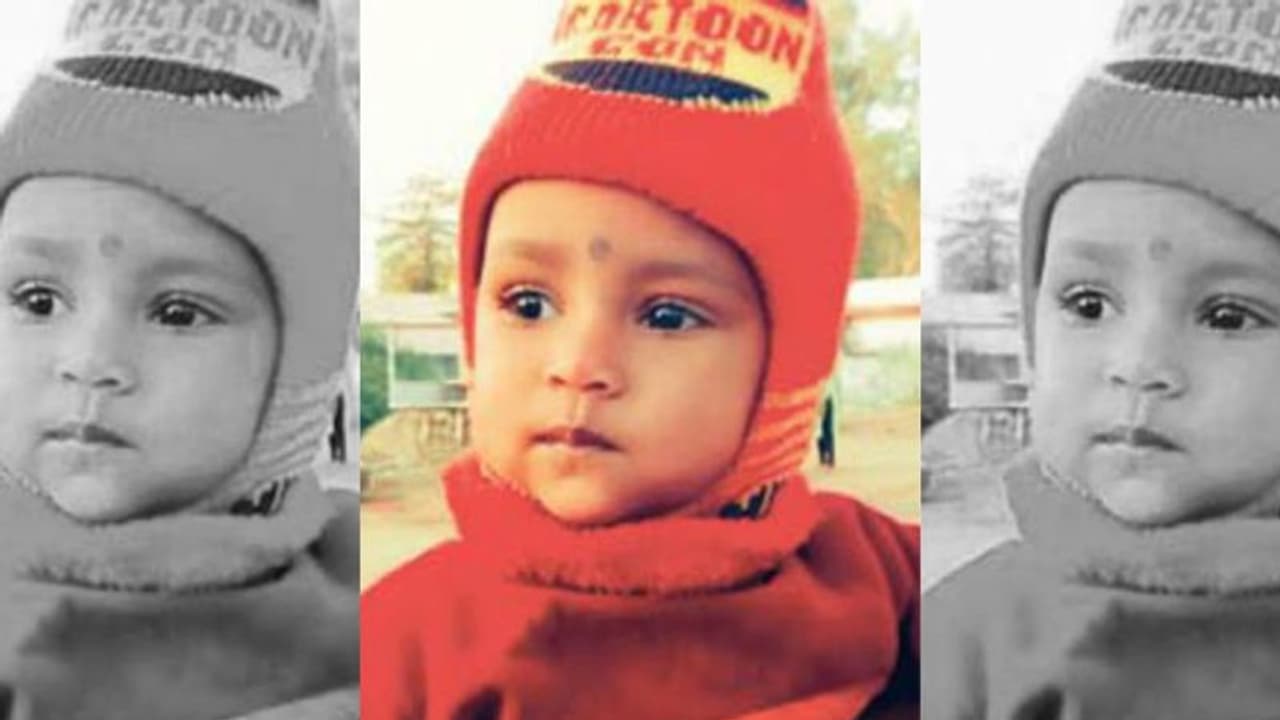 डेढ़ साल की मासूम के सिर में 15 किलो का पत्थर बांधकर कुएं फेंका, मां के बगल से रात को कोई उठा ले गया था डेढ़ साल की मासूम के सिर में 15 किलो का पत्थर बांधकर कुएं फेंका, मां के बगल से रात को कोई उठा ले गया था