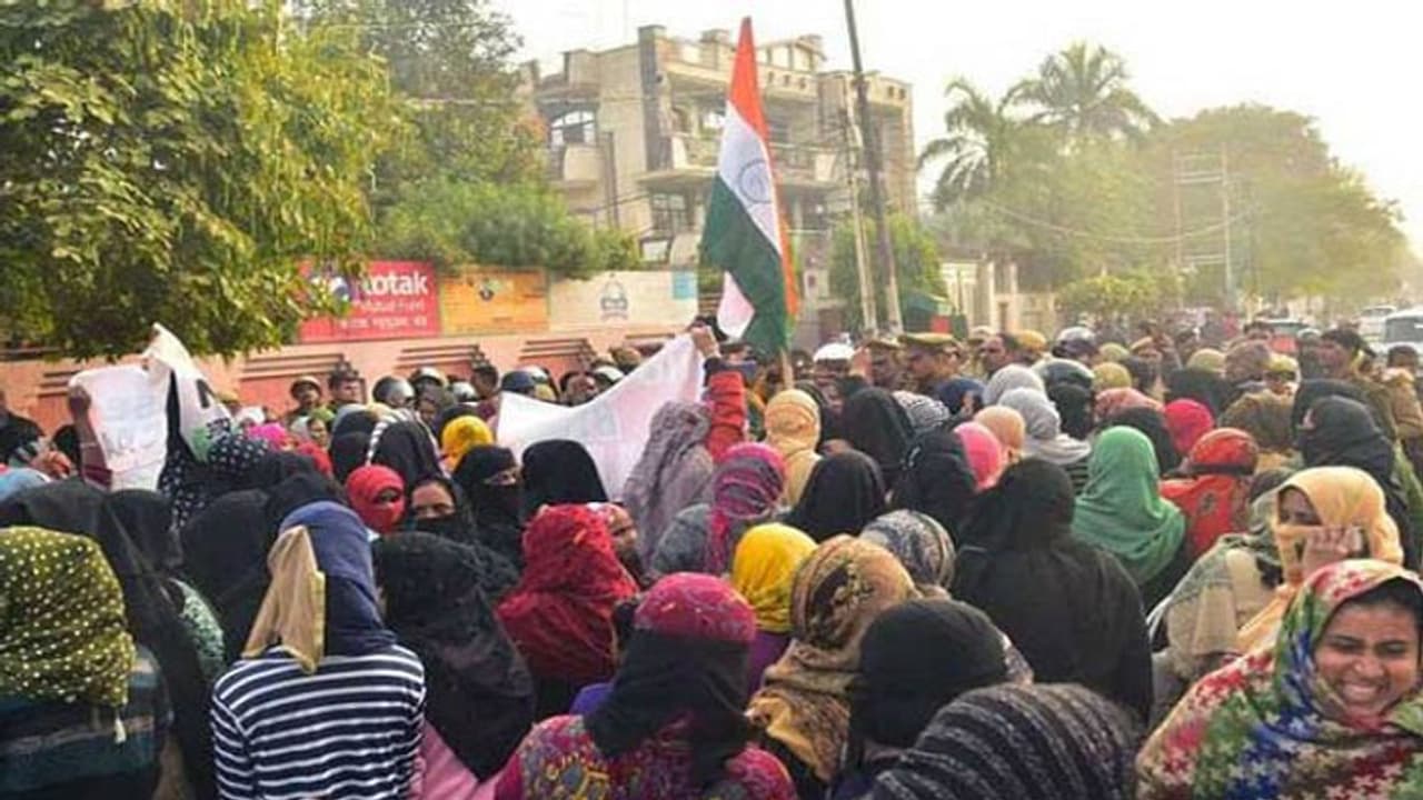 अलीगढ़ में प्रदर्शनकारियों ने लगाए पाकिस्तान जिंदाबाद के नारे,100 से अधिक के खिलाफ कार्रवाई अलीगढ़ में प्रदर्शनकारियों ने लगाए पाकिस्तान जिंदाबाद के नारे,100 से अधिक के खिलाफ कार्रवाई