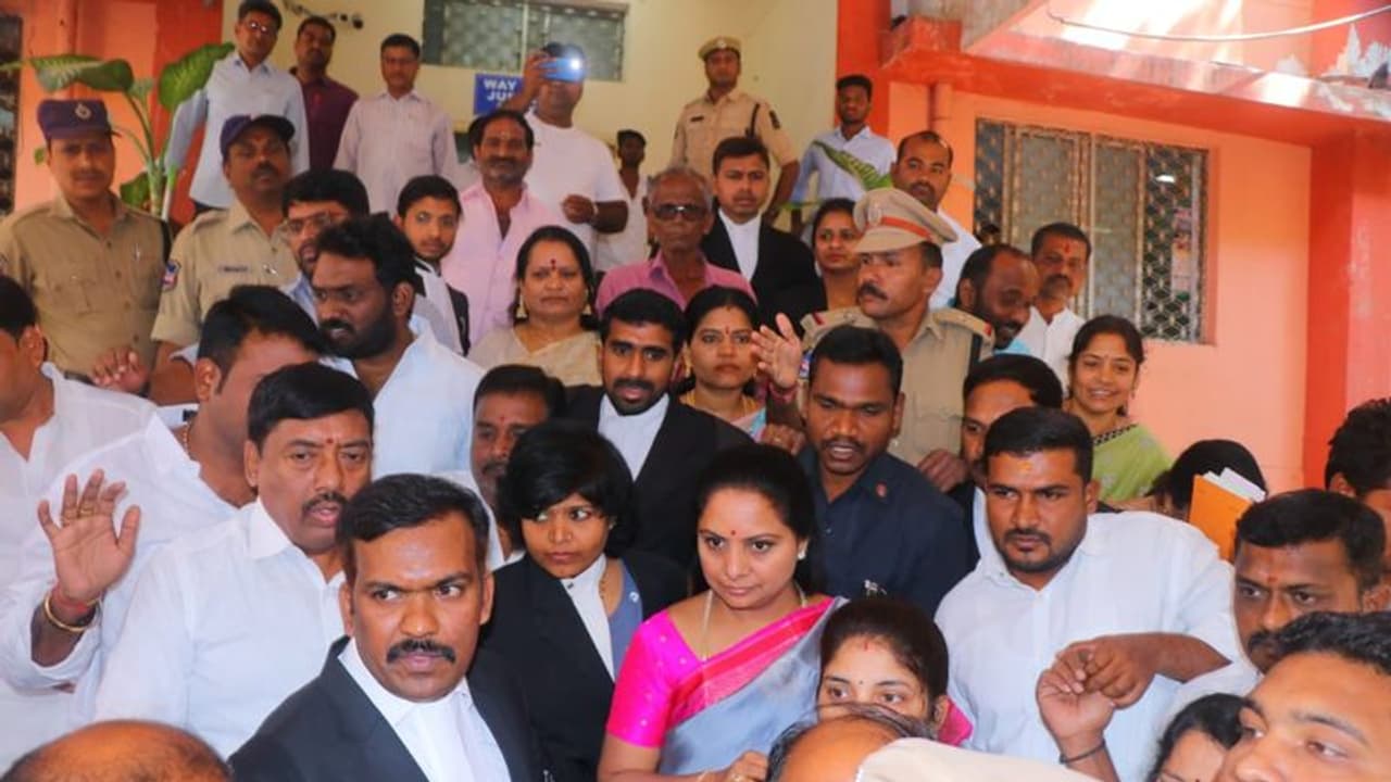 నాంపల్లి కోర్టు ముందు హాజరైన కవిత