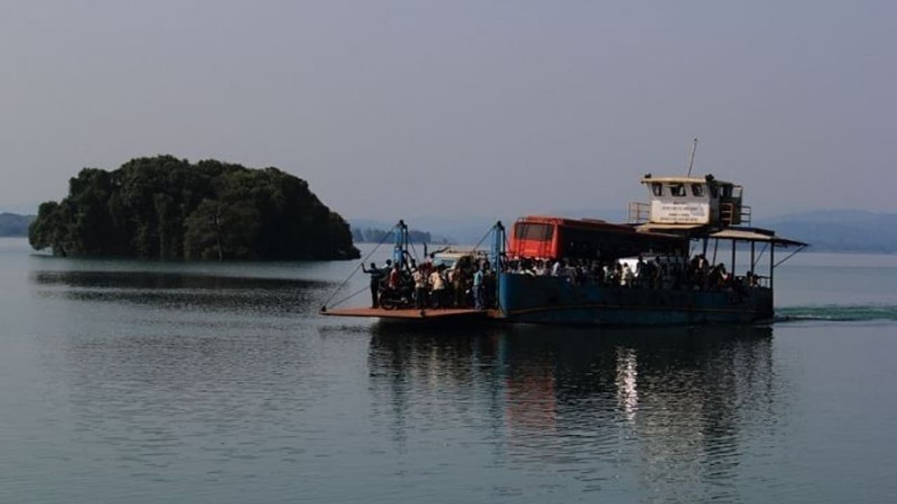 ಸಿಗಂದೂರು ದೇಗುಲಕ್ಕೆ ತೆರಳುತ್ತಿದ್ದ ಬಸ್ ಅಪಘಾತ, ಶರಾವತಿ ಹಿನ್ನೀರಿಗೆ ಬಿದ್ದ ವಾಹನ!