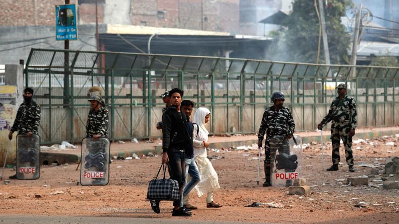 ఢిల్లీ అల్లర్లు: బాలిక మిస్సింగ్, ఢిల్లీ ప్రజల కష్టాలు ఇవీ.... ఢిల్లీ అల్లర్లు: బాలిక మిస్సింగ్, ఢిల్లీ ప్రజల కష్టాలు ఇవీ....