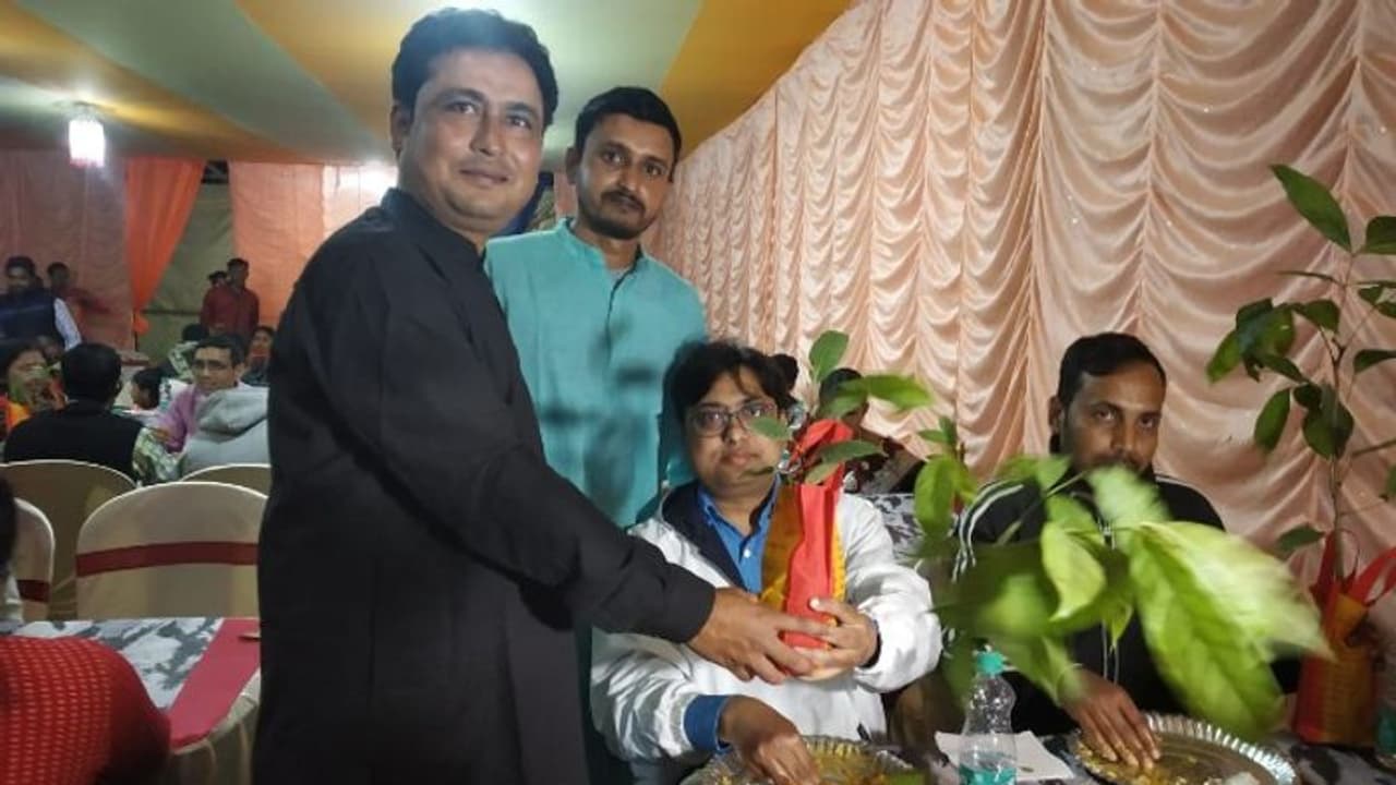 বিয়ের আসরে পরিবেশ রক্ষার বার্তা, অতিথিদের চারাগাছ উপহার পাত্রীর দাদার বিয়ের আসরে পরিবেশ রক্ষার বার্তা, অতিথিদের চারাগাছ উপহার পাত্রীর দাদার