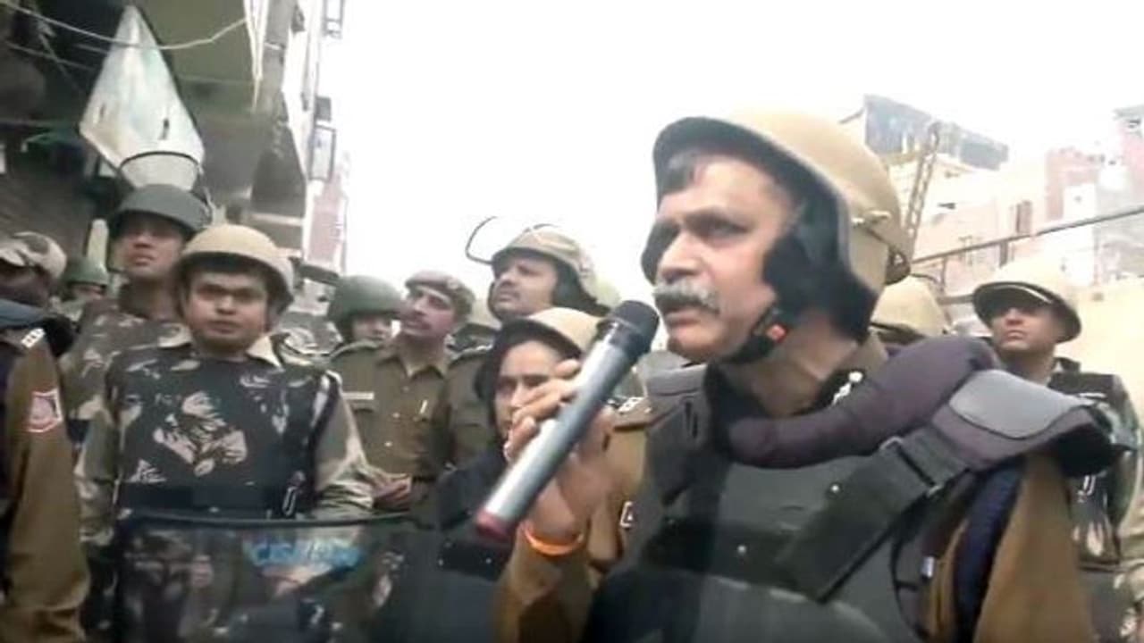 கலவர பீதியில் நடுங்கிய டெல்லி மக்கள்.!! நாங்கள் இருக்கிறோம் அஞ்ச வேண்டாம் என நெஞ்சை நிமிர்த்திய ஹிரோ போலீஸ்