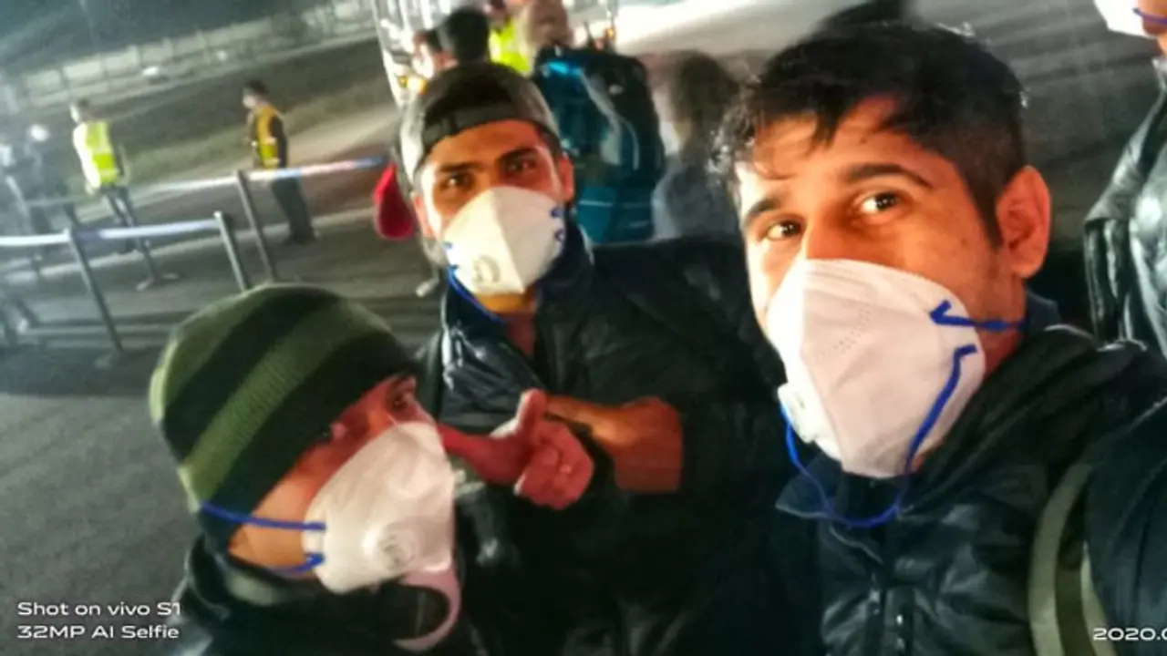 ಕೊರೋನಾ ಭೀತಿ : ಭಾರತಕ್ಕೆ ಬಂದ ಕಾರವಾರದ ಯುವಕ ಕೊರೋನಾ ಭೀತಿ : ಭಾರತಕ್ಕೆ ಬಂದ ಕಾರವಾರದ ಯುವಕ