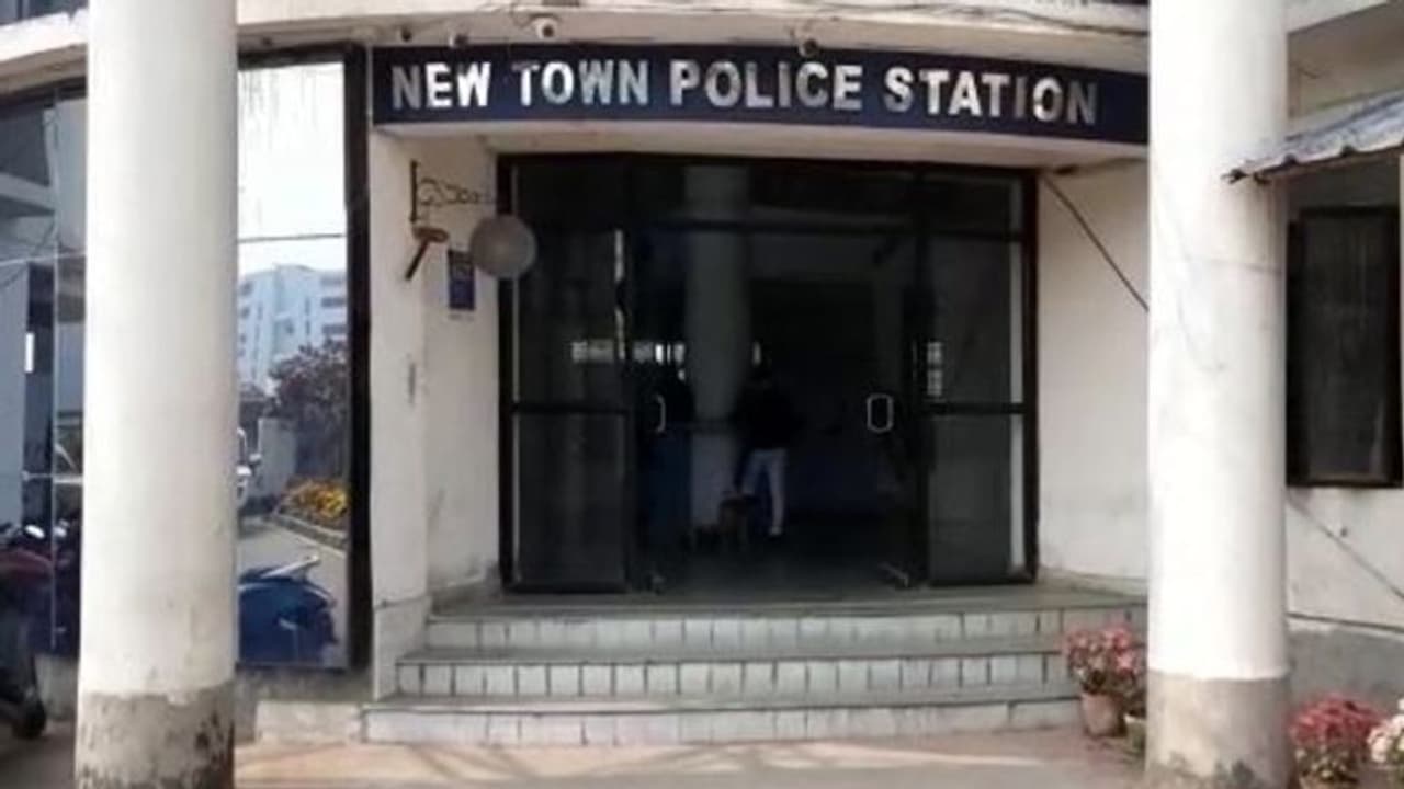 আগ্নেয়াস্ত্র উদ্ধার শহরে, কুখ্যাত দুষ্কৃতীকে গ্রেফতার করল নিউটাউন থানার পুলিশ আগ্নেয়াস্ত্র উদ্ধার শহরে, কুখ্যাত দুষ্কৃতীকে গ্রেফতার করল নিউটাউন থানার পুলিশ