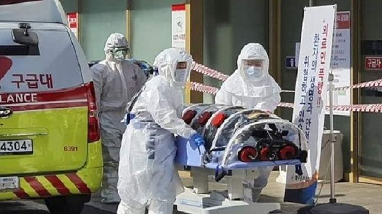 ஒருவரை கொரோனா தாக்கினால் அது எத்தனை நாள் உடலில் வீரியத்துடன் இருக்கும்.?? சீன மருத்துவர்கள் சொன்ன அதிர்ச்சி. ஒருவரை கொரோனா தாக்கினால் அது எத்தனை நாள் உடலில் வீரியத்துடன் இருக்கும்.?? சீன மருத்துவர்கள் சொன்ன அதிர்ச்சி.