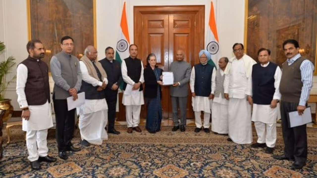 അമിത് ഷാ പരാജയം, മന്ത്രിസഭയില് നിന്ന് പുറത്താക്കണം: കോണ്ഗ്രസ് നേതാക്കൾ രാഷ്ട്രപതിയെ കണ്ടു അമിത് ഷാ പരാജയം, മന്ത്രിസഭയില് നിന്ന് പുറത്താക്കണം: കോണ്ഗ്രസ് നേതാക്കൾ രാഷ്ട്രപതിയെ കണ്ടു