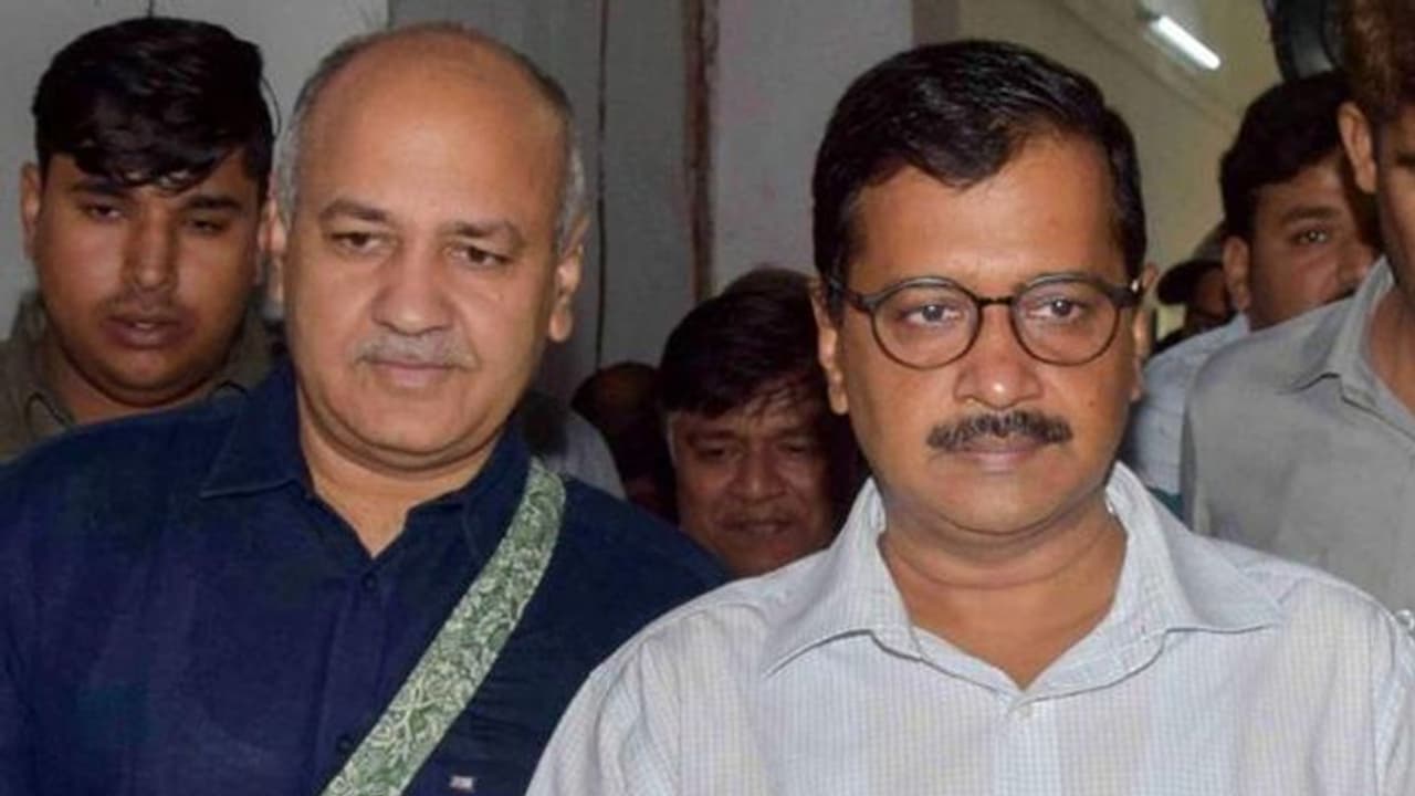 दिल्ली के सीएम के खिलाफ दर्ज हुई याचिका, गलत ढंग से बने सीएम, सिसोदिया को भी लपेटा दिल्ली के सीएम के खिलाफ दर्ज हुई याचिका, गलत ढंग से बने सीएम, सिसोदिया को भी लपेटा