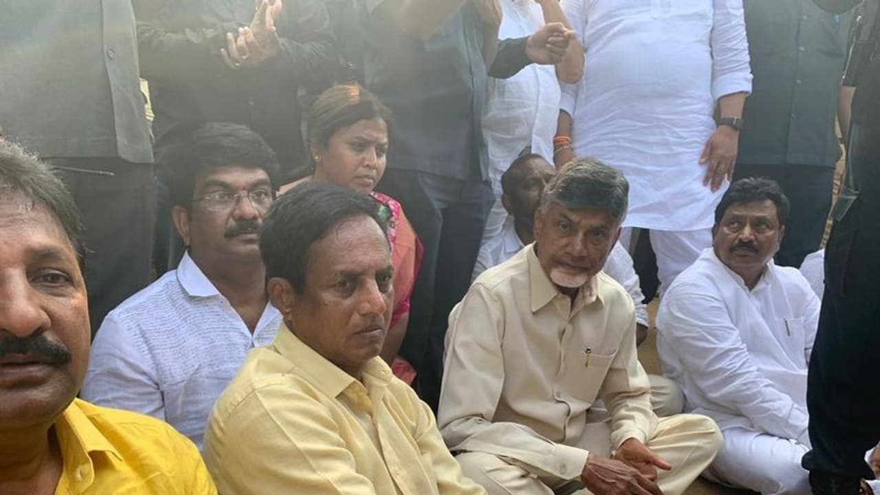 4 గంటలుగా కారులోనే: ఎయిర్పోర్టులోనే బాబు బైఠాయింపు 4 గంటలుగా కారులోనే: ఎయిర్పోర్టులోనే బాబు బైఠాయింపు