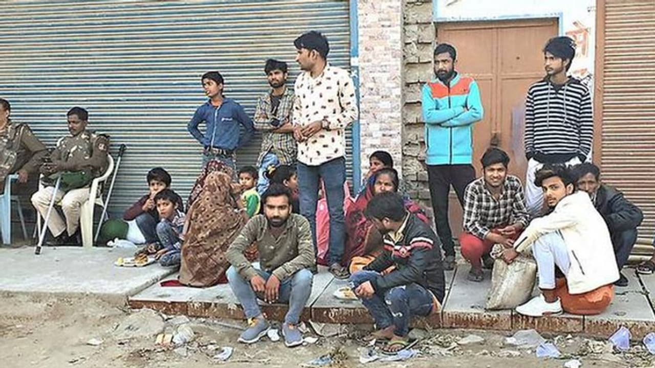 एक मिसाल ऐसी भी: मुस्लिम पड़ोसी को बचाने में झुलसा हिंदू युवक, नहीं आया एम्बुलेंस तो रातभर तड़पता रहा एक मिसाल ऐसी भी: मुस्लिम पड़ोसी को बचाने में झुलसा हिंदू युवक, नहीं आया एम्बुलेंस तो रातभर तड़पता रहा