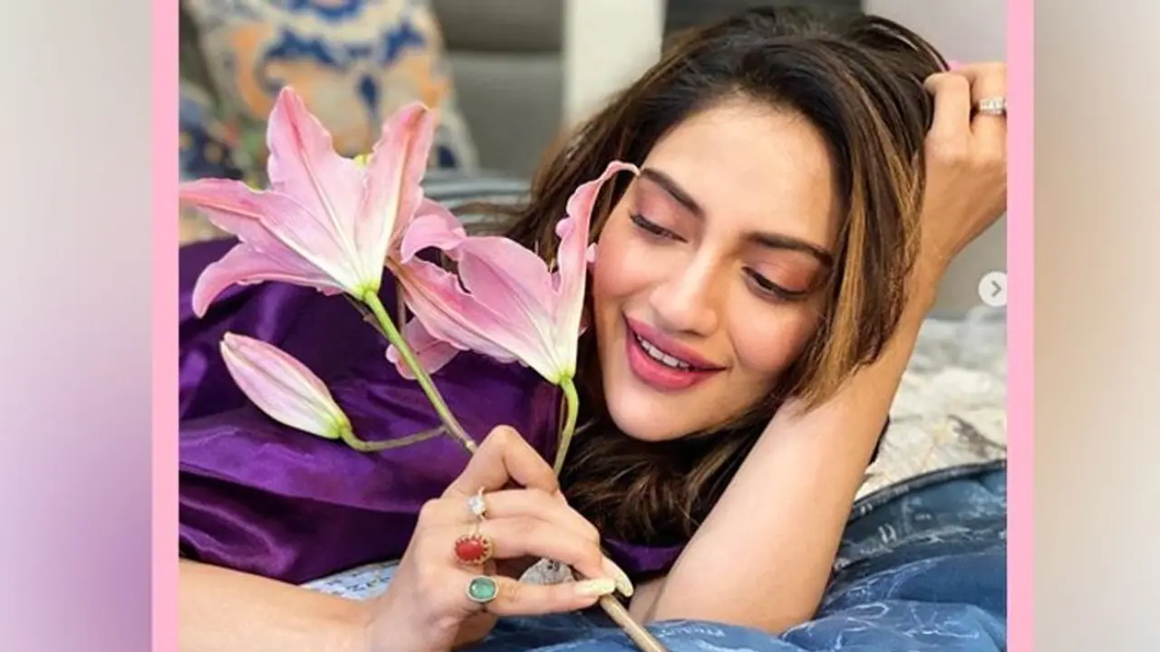 শ্যুটিং এর মাঝেই হাজির বিপুল সংখ্যক ভক্ত, সকলকে আইস্ক্রিম উপহার দিলেন নুসরত শ্যুটিং এর মাঝেই হাজির বিপুল সংখ্যক ভক্ত, সকলকে আইস্ক্রিম উপহার দিলেন নুসরত