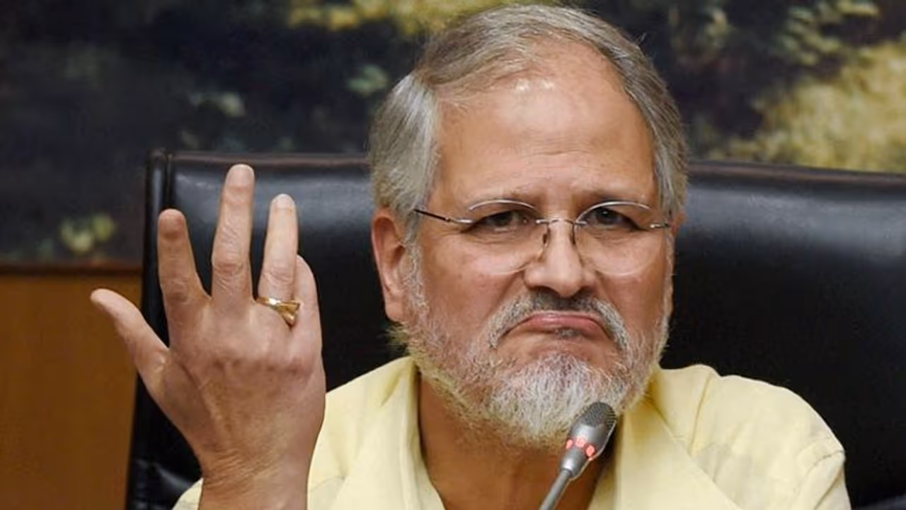 'ദില്ലി പൊലീസ് കമ്മീഷണറെ നിർബന്ധിത അവധിയിൽ പറഞ്ഞയക്കുകയാണ് വേണ്ടതെ'ന്ന് മുൻ ദില്ലി ലഫ്. ഗവർണർ നജീബ് ജംഗ് 'ദില്ലി പൊലീസ് കമ്മീഷണറെ നിർബന്ധിത അവധിയിൽ പറഞ്ഞയക്കുകയാണ് വേണ്ടതെ'ന്ന് മുൻ ദില്ലി ലഫ്. ഗവർണർ നജീബ് ജംഗ്