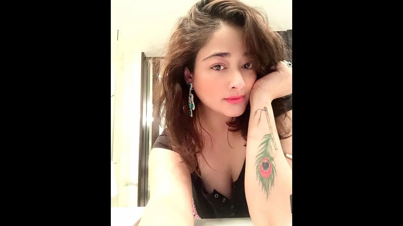 ஊரடங்கிலும் அடங்காத கிரண்.. கையில் மதுக்கோப்பையுடன் செஞ்ச காரியத்தை பாருங்கள்...! ஊரடங்கிலும் அடங்காத கிரண்.. கையில் மதுக்கோப்பையுடன் செஞ்ச காரியத்தை பாருங்கள்...!