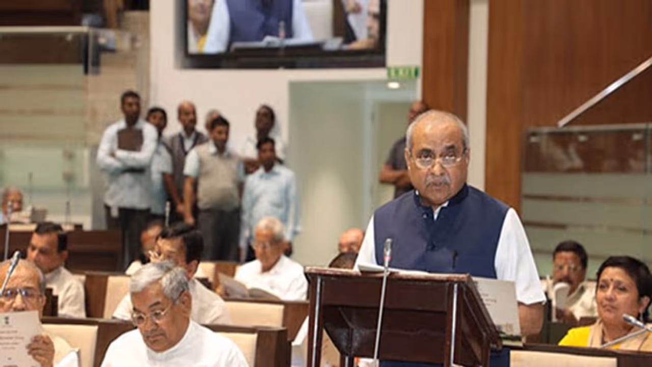 ഗുജറാത്തില് പുതിയ മുഖ്യമന്ത്രി ആര്?; തീരുമാനം ഇന്നുണ്ടായേക്കുമെന്ന് സൂചന ഗുജറാത്തില് പുതിയ മുഖ്യമന്ത്രി ആര്?; തീരുമാനം ഇന്നുണ്ടായേക്കുമെന്ന് സൂചന