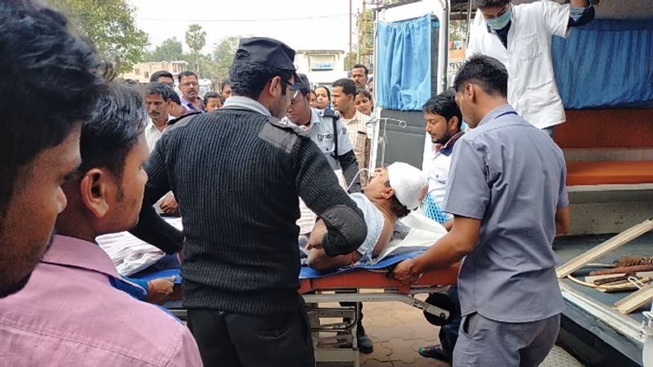 জুয়ার ঠেক ভাঙতে দিয়ে আক্রান্ত পুলিশ, ধুন্ধুমারকাণ্ড মন্তেশ্বরে জুয়ার ঠেক ভাঙতে দিয়ে আক্রান্ত পুলিশ, ধুন্ধুমারকাণ্ড মন্তেশ্বরে