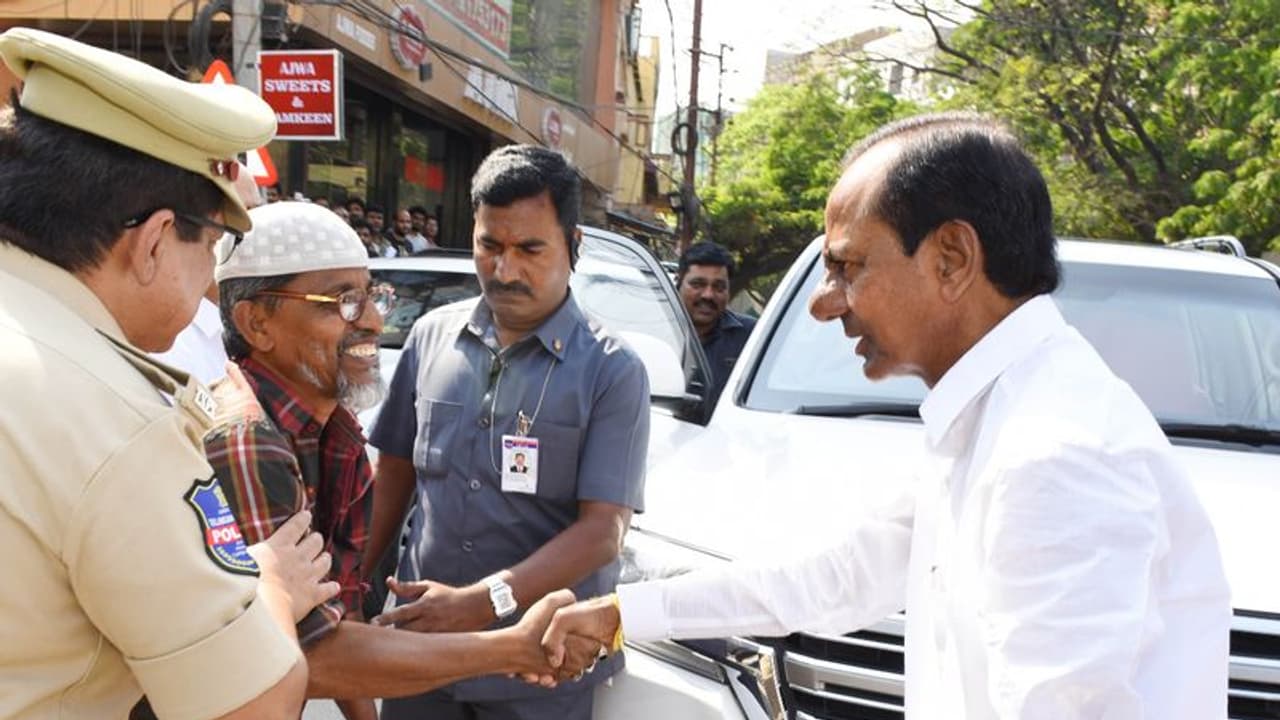 ఔదార్యం చాటుకున్న కేసీఆర్: వృద్ధుడి కోసం కారు దిగి.. సమస్య పరిష్కారం ఔదార్యం చాటుకున్న కేసీఆర్: వృద్ధుడి కోసం కారు దిగి.. సమస్య పరిష్కారం