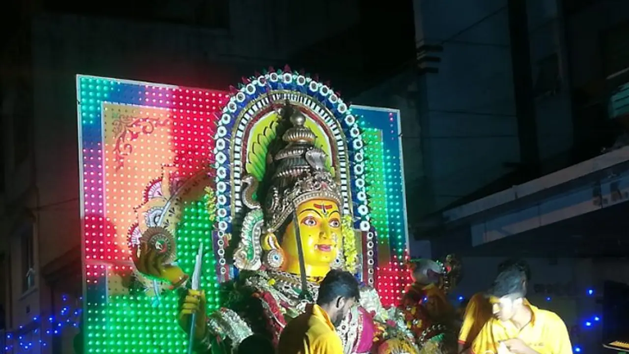 ಬಳಸಿದ ವಸ್ತು ದೇವರಿಗೆ ಅರ್ಪಿಸುತ್ತಾರೆ.. ಒಂದು ಕಡೆಯಿಂದ ಇನ್ನೊಂದು ಕಡೆ.. ಕಾರವಾರದ ಆಚರಣೆ! ಬಳಸಿದ ವಸ್ತು ದೇವರಿಗೆ ಅರ್ಪಿಸುತ್ತಾರೆ.. ಒಂದು ಕಡೆಯಿಂದ ಇನ್ನೊಂದು ಕಡೆ.. ಕಾರವಾರದ ಆಚರಣೆ!