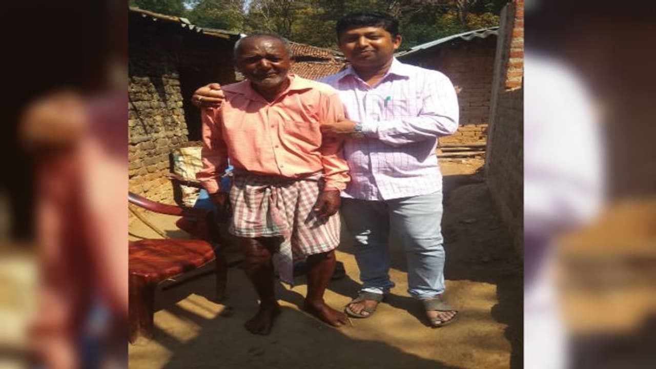 জঙ্গলমহলের এই 'ফরেস্টম্য়ান' সারাটা জীবন রাত জেগে থাকতেন, 'জঙ্গলে আগুন লাগতো না তো' জঙ্গলমহলের এই 'ফরেস্টম্য়ান' সারাটা জীবন রাত জেগে থাকতেন, 'জঙ্গলে আগুন লাগতো না তো'