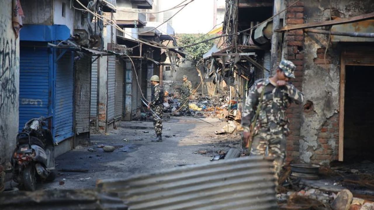 পুলিশের গুলিতে ছিন্নভিন্ন পুরুষাঙ্গ পায়ু, বিয়ে মাথায় উঠল দিল্লির যুবকের