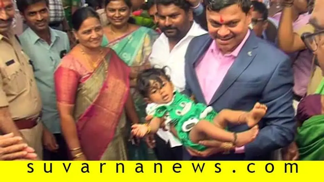 ಅತ್ಯಾಚಾರಕ್ಕೊಳಗಾದ ಮೂಕ ಯುವತಿ ಮಗುವಿಗೆ ಜಿಲ್ಲಾಧಿಕಾರಿ ನಾಮಕರಣ ಅತ್ಯಾಚಾರಕ್ಕೊಳಗಾದ ಮೂಕ ಯುವತಿ ಮಗುವಿಗೆ ಜಿಲ್ಲಾಧಿಕಾರಿ ನಾಮಕರಣ