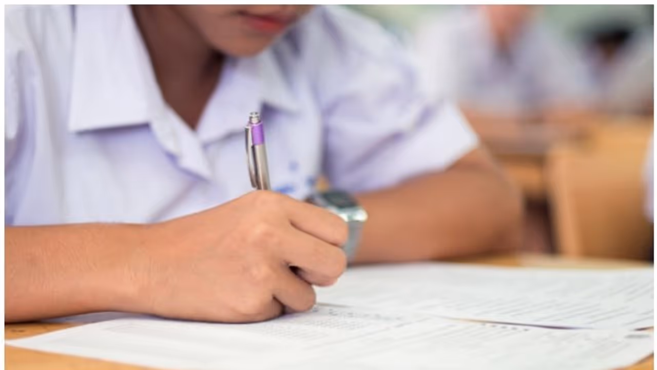 പീരിയോഡിക് ടേബിൾ സിലബസിൽ നിന്ന് ഒഴിവാക്കിയിട്ടില്ല; പ്ലസ് വൺ പുസ്തകത്തിലുണ്ടെന്ന വിശദീകരണവുമായി എൻസിഇആർടി പീരിയോഡിക് ടേബിൾ സിലബസിൽ നിന്ന് ഒഴിവാക്കിയിട്ടില്ല; പ്ലസ് വൺ പുസ്തകത്തിലുണ്ടെന്ന വിശദീകരണവുമായി എൻസിഇആർടി