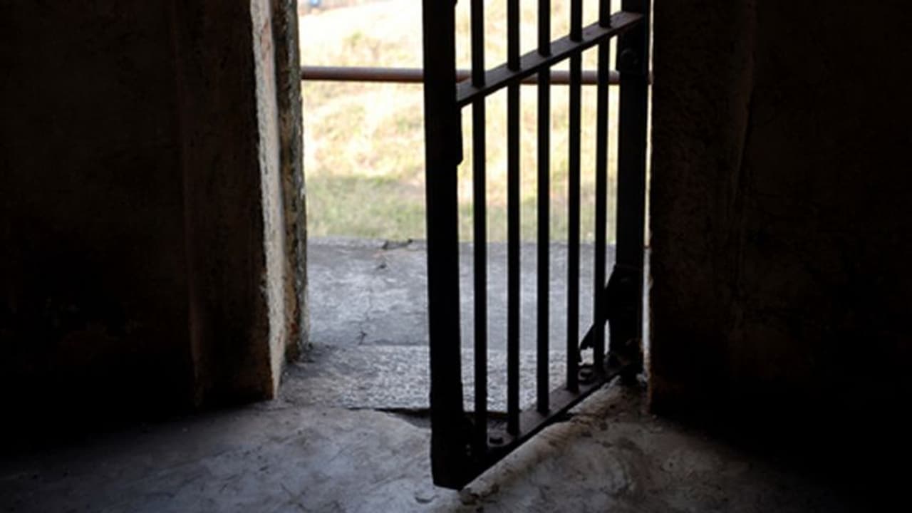 ആശുപത്രിയിൽ കൊണ്ടുവന്ന റിമാൻഡ് പ്രതി രക്ഷപ്പെട്ടു ആശുപത്രിയിൽ കൊണ്ടുവന്ന റിമാൻഡ് പ്രതി രക്ഷപ്പെട്ടു