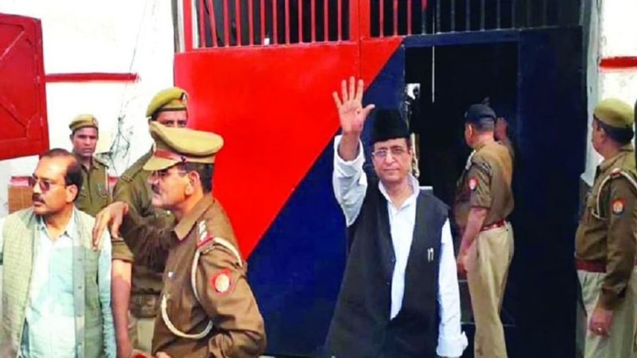 सीतापुर जेल में आजम और उनके परिवार को जान का खतरा, वकील ने कहा बिना परमिशन रामपुर से किया शिफ्ट सीतापुर जेल में आजम और उनके परिवार को जान का खतरा, वकील ने कहा बिना परमिशन रामपुर से किया शिफ्ट