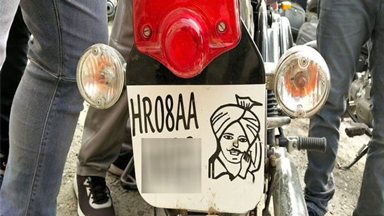 'भगतसिंह' बनकर घूम रहे थे बुलेट राजा...46000 रुपए का पड़ा यह रौब 'भगतसिंह' बनकर घूम रहे थे बुलेट राजा...46000 रुपए का पड़ा यह रौब