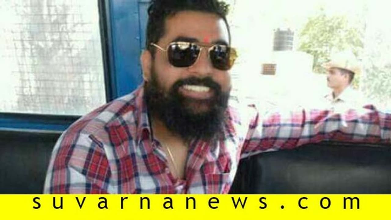 ವಿಜ​ಯ​ಪುರ: ಭೀಮಾ ತೀರದ ಹಂತಕನ ಬ್ಯಾನರ್‌ಗೂ ಹಾಲಿನ ಅಭಿಷೇಕ!