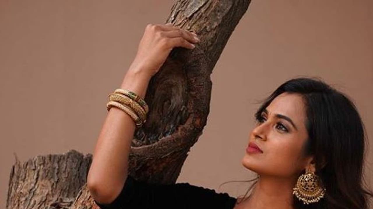 பெரிய தயாரிப்பு நிறுவனத்தில் இரண்டு படம்! சைலண்டாக கமிட் ஆன ரம்யா பாண்டியன்!