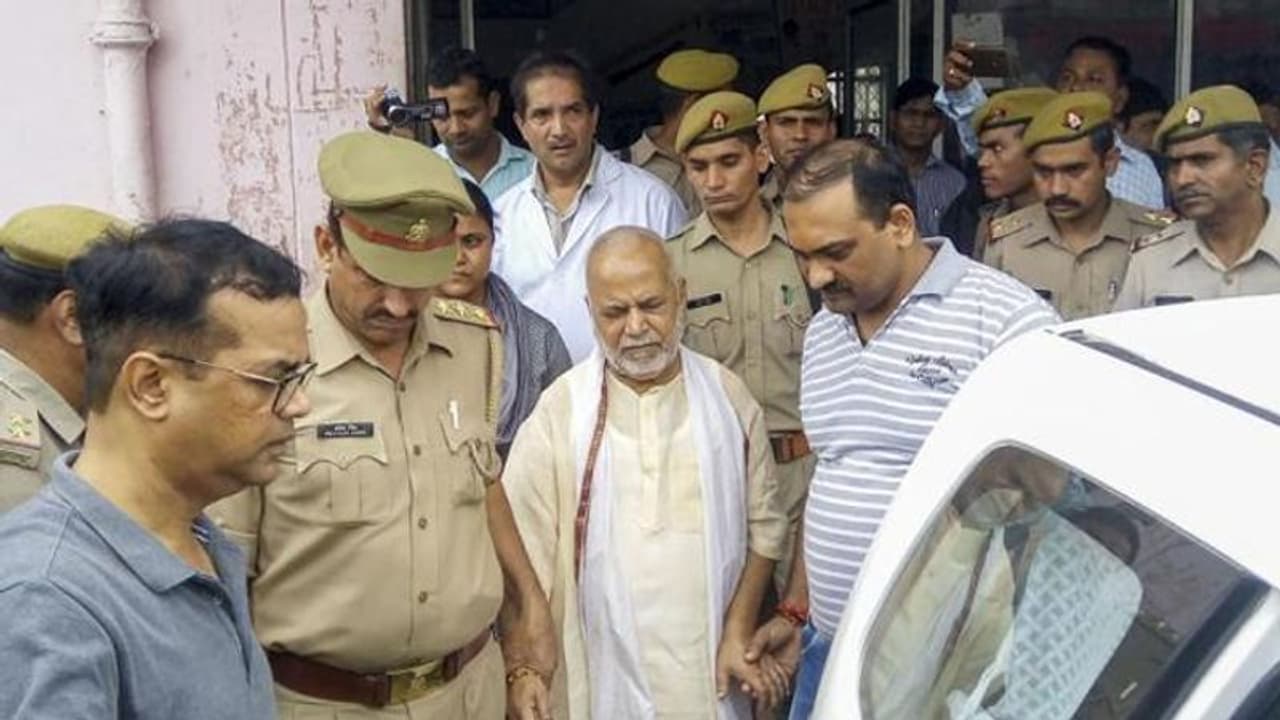 चिन्मयानंद मामले में केस ट्रांसफर अर्जी पर सुनवाई को तैयार SC, पीड़िता ने बताया जान का खतरा चिन्मयानंद मामले में केस ट्रांसफर अर्जी पर सुनवाई को तैयार SC, पीड़िता ने बताया जान का खतरा