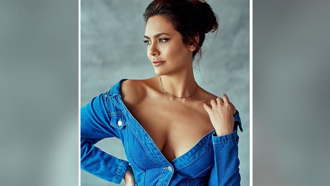 பேண்ட் ஜிப்பை கழட்டி விட்டு செல்ஃபி... மோசமான உடையில் பிரபல நடிகை கொடுத்த கன்றாவி போஸ்...!