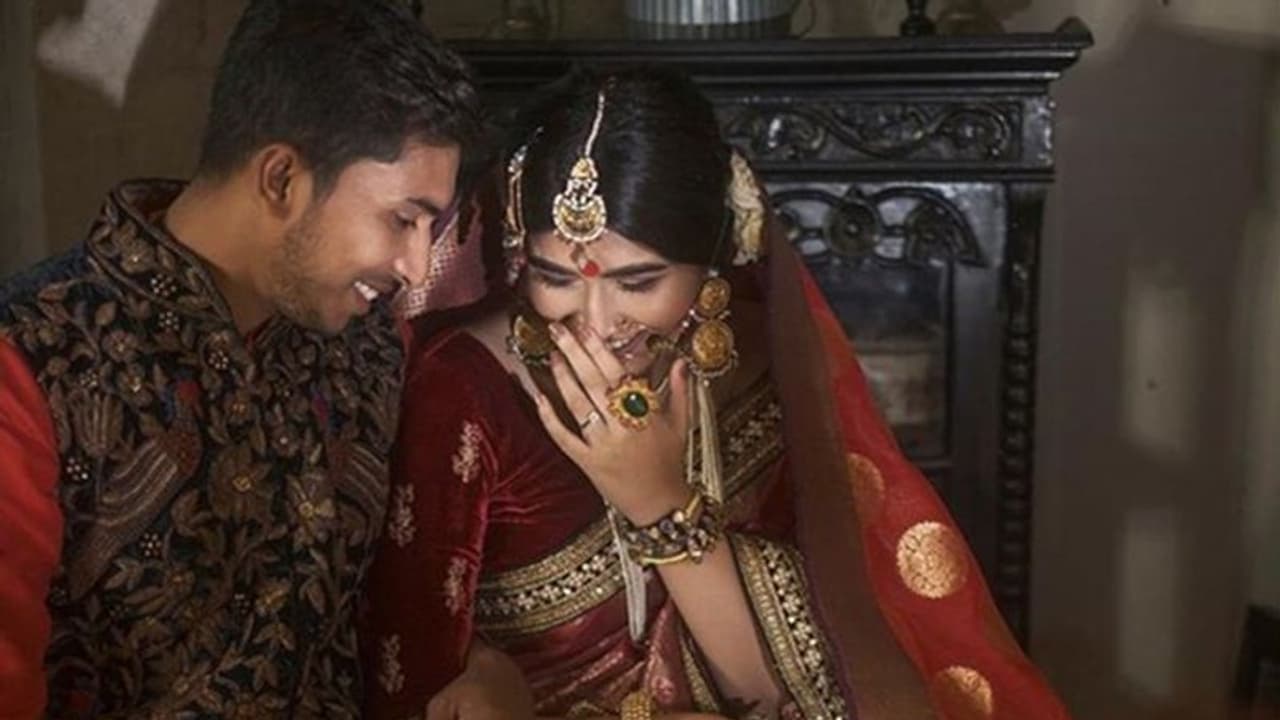 क्रिकेटर की शादी में जमकर हुआ हंगामा, एक एक कर चोरी हुए 7 फोन, परिवार वालों पर हमला भी हुआ क्रिकेटर की शादी में जमकर हुआ हंगामा, एक एक कर चोरी हुए 7 फोन, परिवार वालों पर हमला भी हुआ