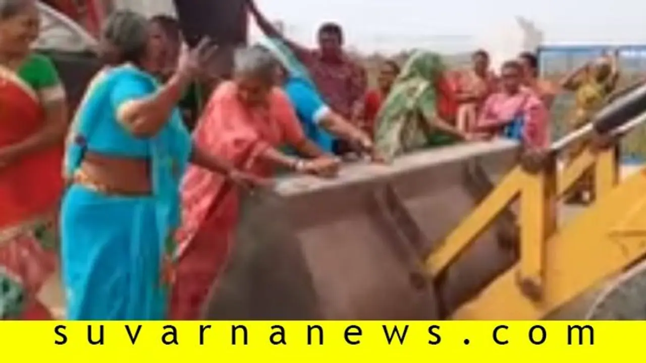 ಟ್ರಕ್‌ ಏರಿ ಆಯ್ತು, ಇಳಿಯೋದು ಹೇಗೆ? ಜೆಸಿಬಿಯೇ ತರ್ಸಿದ್ರು ನೋಡಿ!