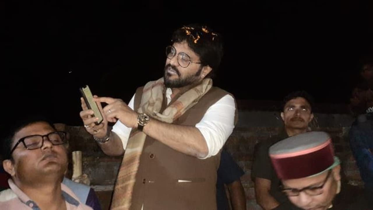 মোবাইলের টর্চ জ্বেলে পুরুলিয়ার গ্রামে ঢুকলেন বাবুল সুপ্রিয়, গ্রামের লোক বললেন 'রাজনীতি' মোবাইলের টর্চ জ্বেলে পুরুলিয়ার গ্রামে ঢুকলেন বাবুল সুপ্রিয়, গ্রামের লোক বললেন 'রাজনীতি'