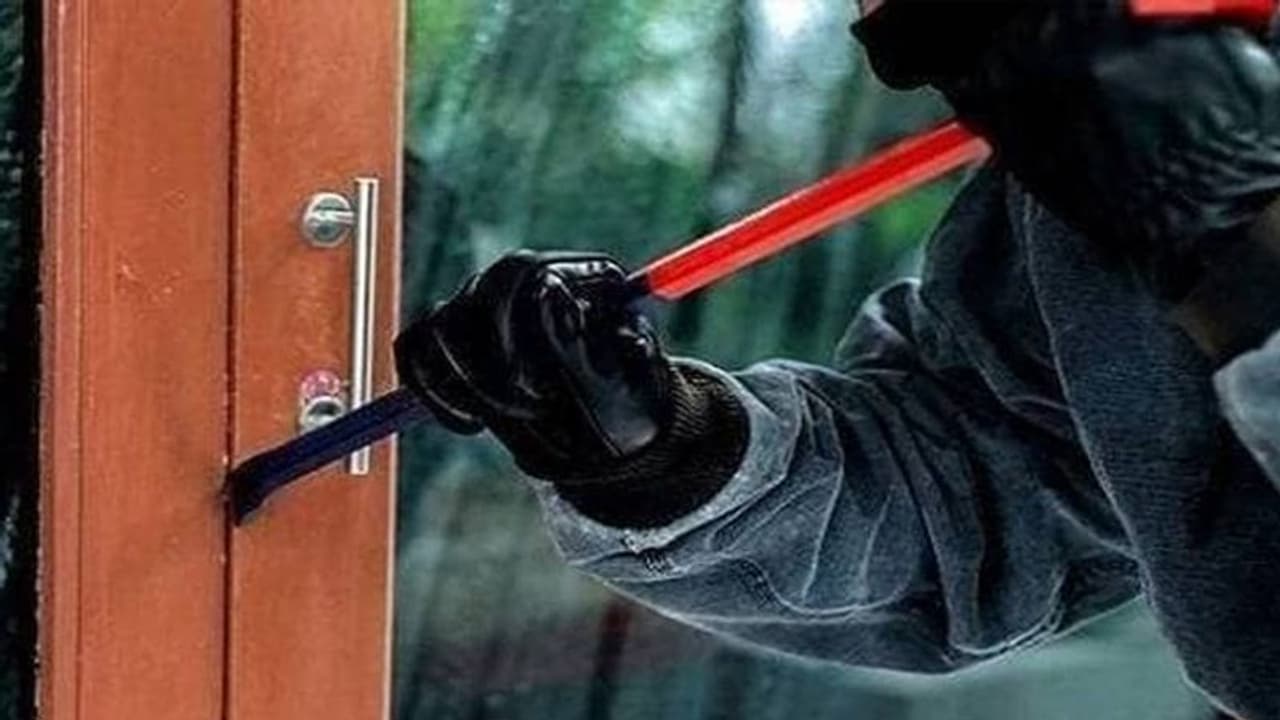 ಗೆಳೆಯನ ಪ್ರಾಣ ಉಳಿಸಲು ಇದು ಅನಿವಾರ್ಯ; ಪೊಲೀಸ್ ಮನೆ ದೋಚಿದ ಕಳ್ಳನ ಭಾವುಕ ಪತ್ರ! ಗೆಳೆಯನ ಪ್ರಾಣ ಉಳಿಸಲು ಇದು ಅನಿವಾರ್ಯ; ಪೊಲೀಸ್ ಮನೆ ದೋಚಿದ ಕಳ್ಳನ ಭಾವುಕ ಪತ್ರ!