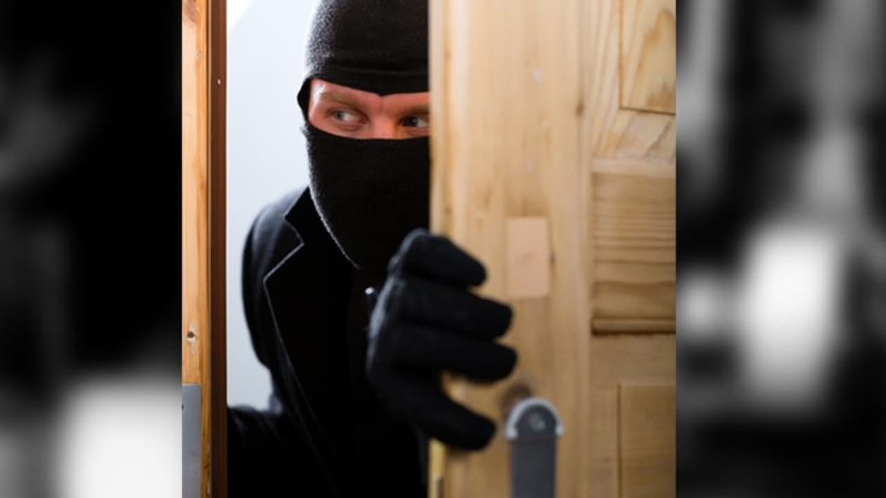 കവര്ച്ചയ്ക്ക് ശേഷം തെളിവ് നശിപ്പിക്കാന് തുണിക്കട കത്തിച്ച സംഭവം; മോഷ്ടാവ് പിടിയില് കവര്ച്ചയ്ക്ക് ശേഷം തെളിവ് നശിപ്പിക്കാന് തുണിക്കട കത്തിച്ച സംഭവം; മോഷ്ടാവ് പിടിയില്