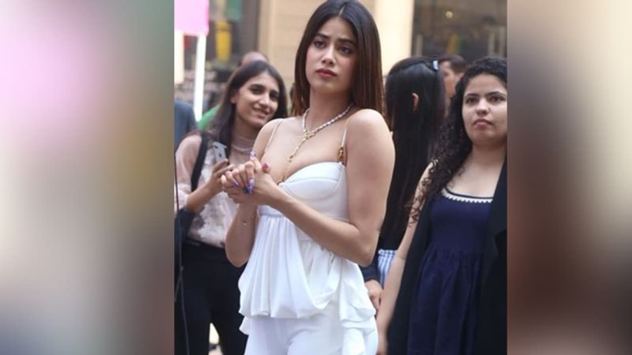 'অন্তত নিজের সাইজের পোশাক পরুন', খোলামেলা পোশাকে এবার ট্রোল্ড জাহ্নবী 'অন্তত নিজের সাইজের পোশাক পরুন', খোলামেলা পোশাকে এবার ট্রোল্ড জাহ্নবী