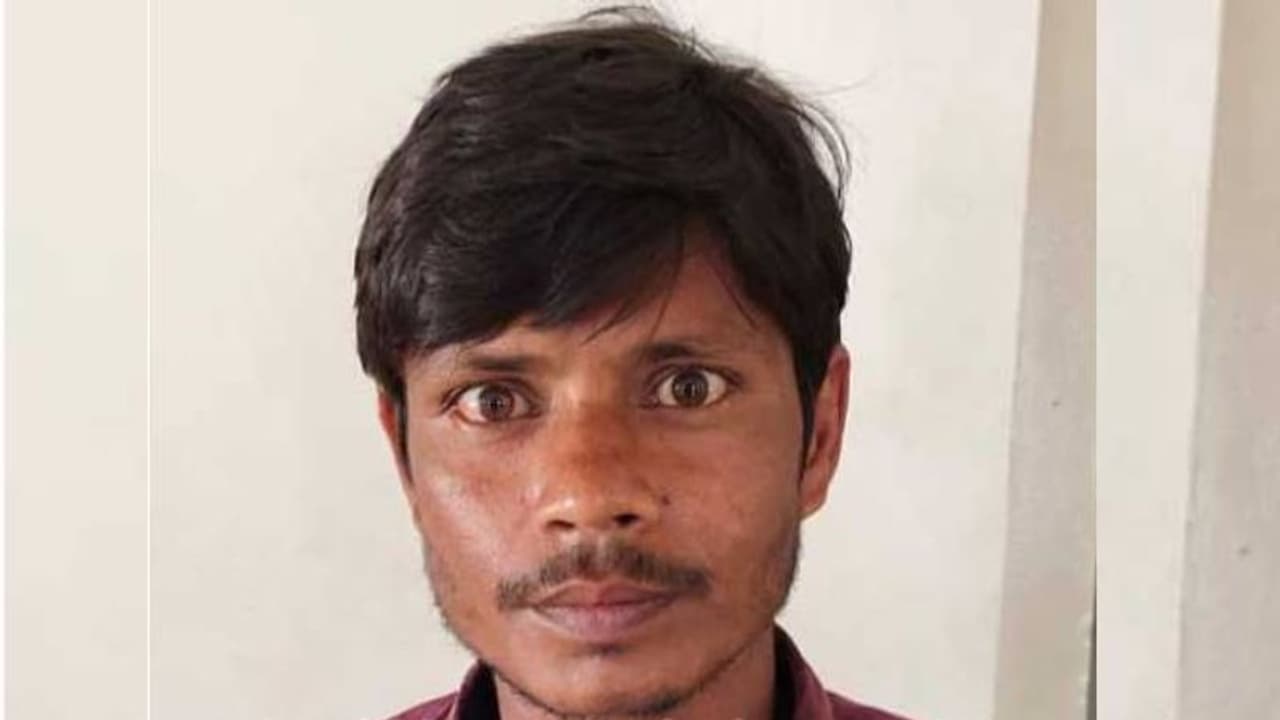 മോഷണശ്രമത്തിനിടെ ഉറങ്ങിപ്പോയി; യുവാവിനെ കൈയ്യോടെ പിടികൂടി പൊലീസിൽ ഏൽപ്പിച്ചു മോഷണശ്രമത്തിനിടെ ഉറങ്ങിപ്പോയി; യുവാവിനെ കൈയ്യോടെ പിടികൂടി പൊലീസിൽ ഏൽപ്പിച്ചു