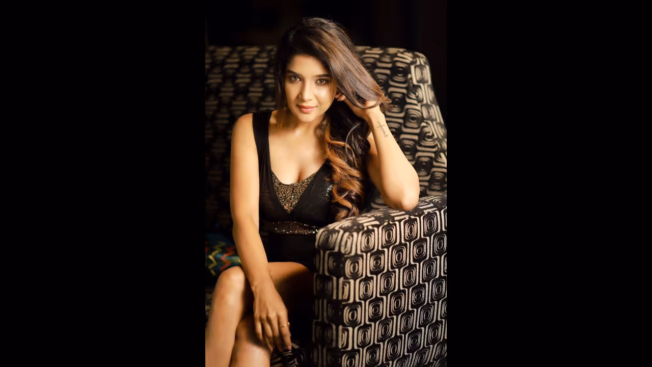 என்னது இது கொரோனா மாஸ்க் சைஸுக்கு டிரஸ் போட்டிருக்கீங்க... சாக்ஷியை பங்கம் செய்யும் நெட்டிசன்கள்...! என்னது இது கொரோனா மாஸ்க் சைஸுக்கு டிரஸ் போட்டிருக்கீங்க... சாக்ஷியை பங்கம் செய்யும் நெட்டிசன்கள்...!