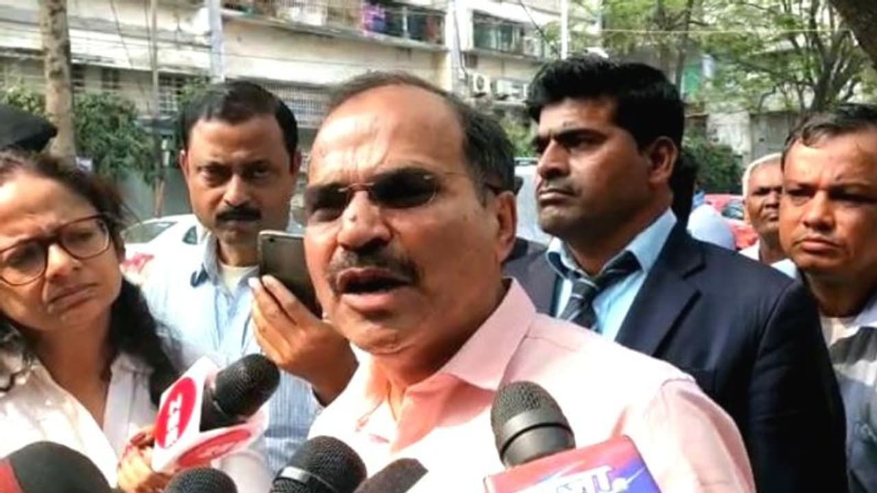 অধীর চৌধুরীর বাড়িতে দুষ্কৃতী হামলা, তোলপাড় মুর্শিদাবাদের রাজনৈতিক মহল অধীর চৌধুরীর বাড়িতে দুষ্কৃতী হামলা, তোলপাড় মুর্শিদাবাদের রাজনৈতিক মহল