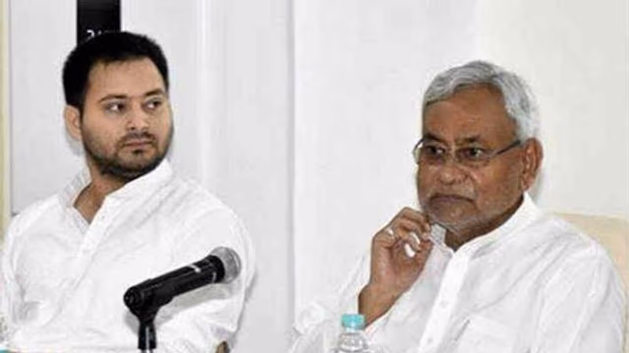 बिहार में राजद को बड़ा झटका, पांच विधान पार्षदों ने थामा जदयू का हाथ