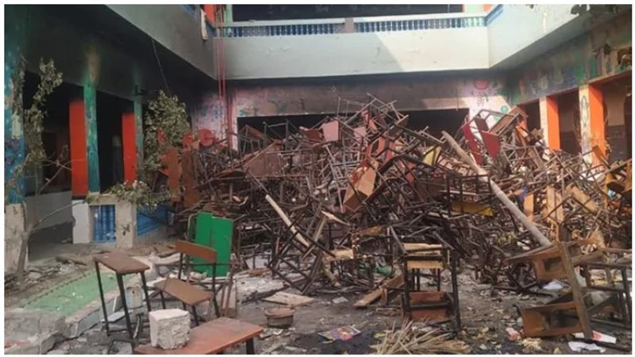 போராட்டத்தில் அட்டகாசம்... இந்து பள்ளிக்குள் கயிறுகட்டி புகுந்து வன்முறையாளர்கள் வெறித்தனம்..!