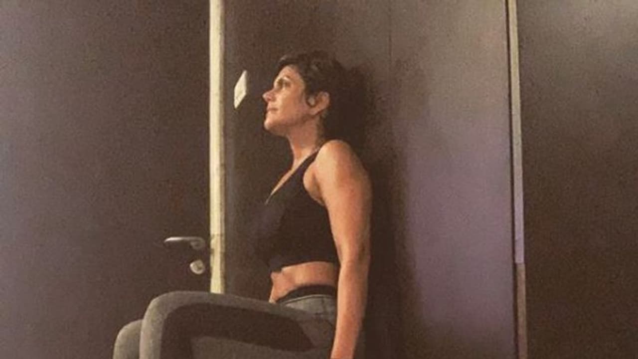 মাটিতে পড়ে পোশাক, হাতের ওপর দাঁড়িয়ে শূণ্যে পা রেখেই পরে ফেললেন মন্দিরা মাটিতে পড়ে পোশাক, হাতের ওপর দাঁড়িয়ে শূণ্যে পা রেখেই পরে ফেললেন মন্দিরা