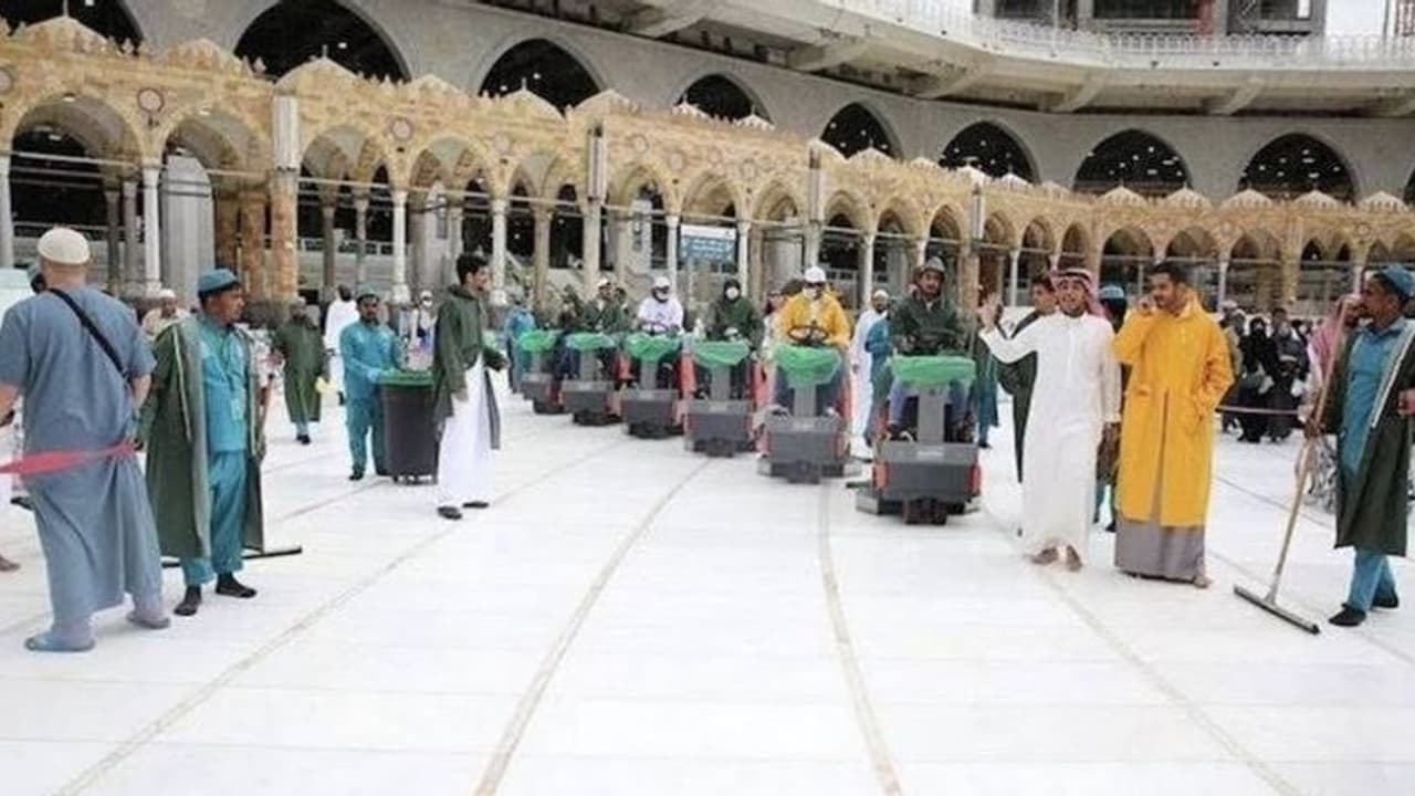 കൊറോണ മുന്കരുതല്; മക്കയിലെ മസ്ജിദുല് ഹറം ദിവസേന കഴുകുന്നത് നാല് തവണ കൊറോണ മുന്കരുതല്; മക്കയിലെ മസ്ജിദുല് ഹറം ദിവസേന കഴുകുന്നത് നാല് തവണ