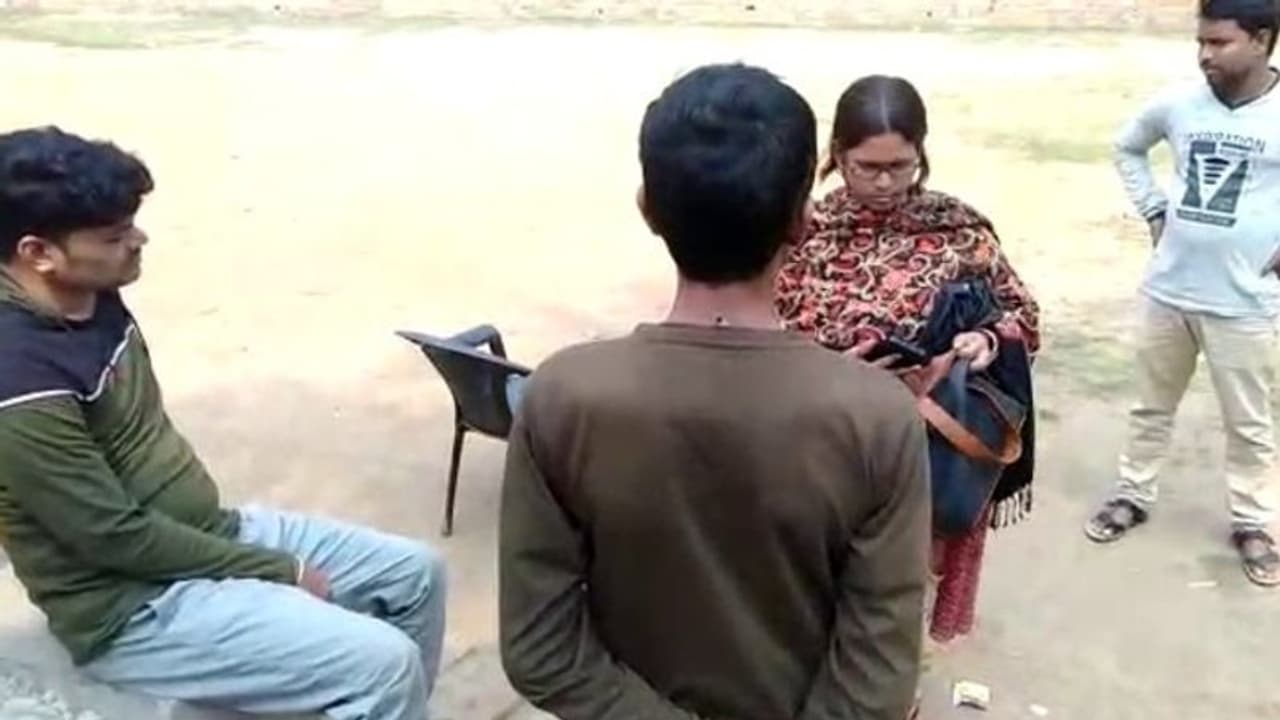 স্কুলে দেরি, শিক্ষক শিক্ষিকাদের দেড় ঘণ্টা বাইরে দাঁড় করিয়ে রাখলেন গ্রামবাসীরা